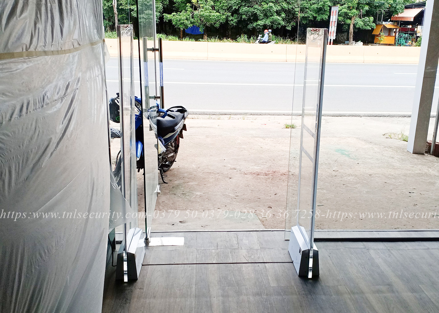 Lap-dat-cong-tu-an-ninh-chong-trom-cho-cua-hang-thoi-trang-tai-Chon-Thanh-Binh-Phuoc